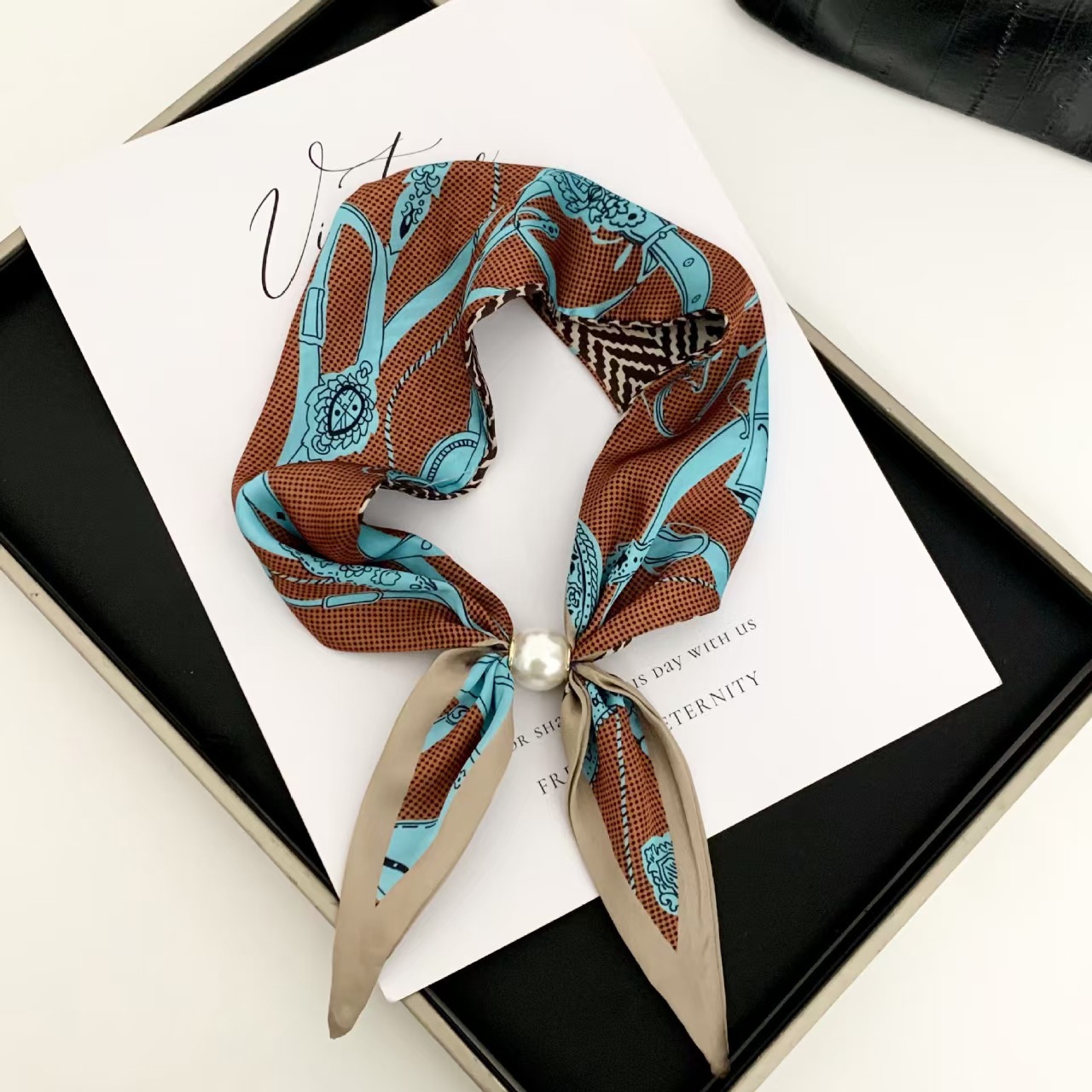 Silk Scarf Square - Pañuelo Magnético con Perlas, Estilo Coreano,